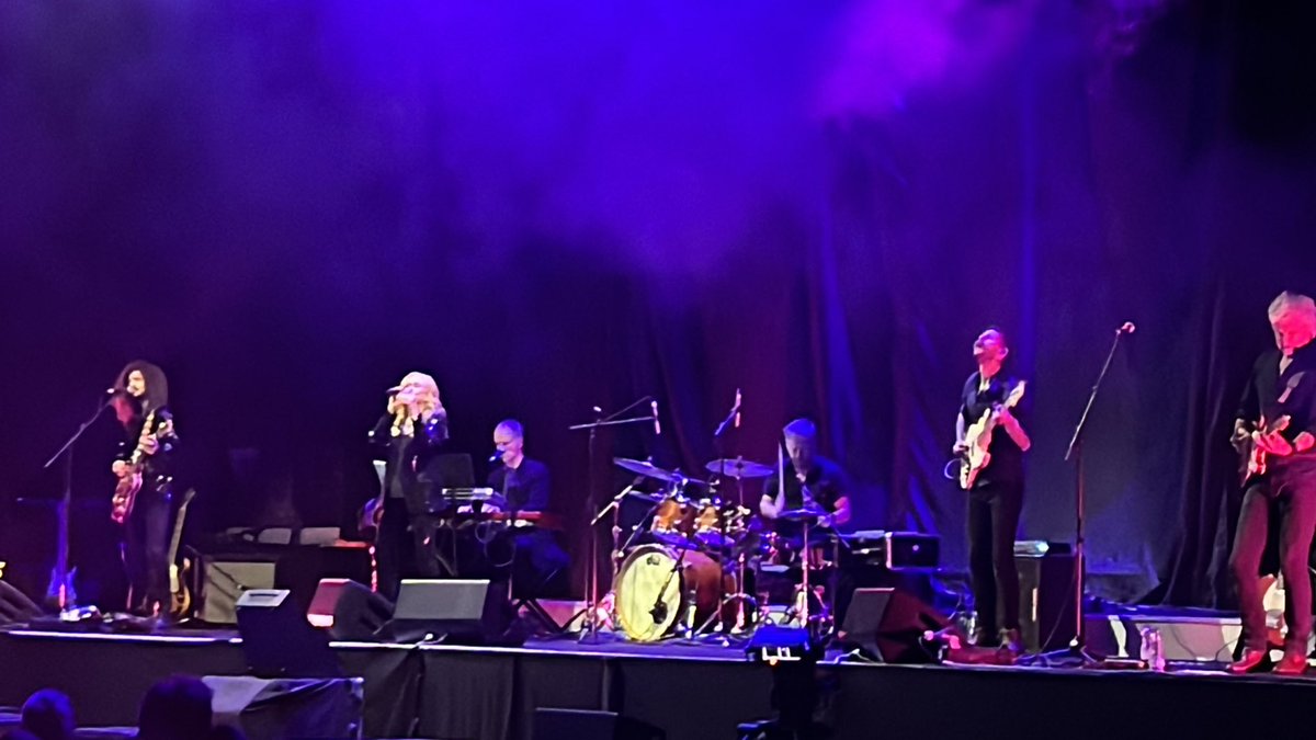 Watching the amazing <a href="/caroldecker/">Carol Decker 💙</a> 
And T'PAU!!