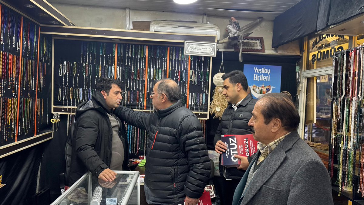 İl Örgütümüzle birlikte Rus Pazarı esnafını gezdik. 

Esnafımız dertli, esnafımız sıkıntılı. 

Bu dert ve sıkıntılar artmış. Ödenmeyen çekler ve krediler ayrı dert, vergi, bağkur ve SGK primleri ayrı dert. 

Orta direk biterse ülke biter. Esnaf orta direktir, Türkiye'nin taşıyıcı