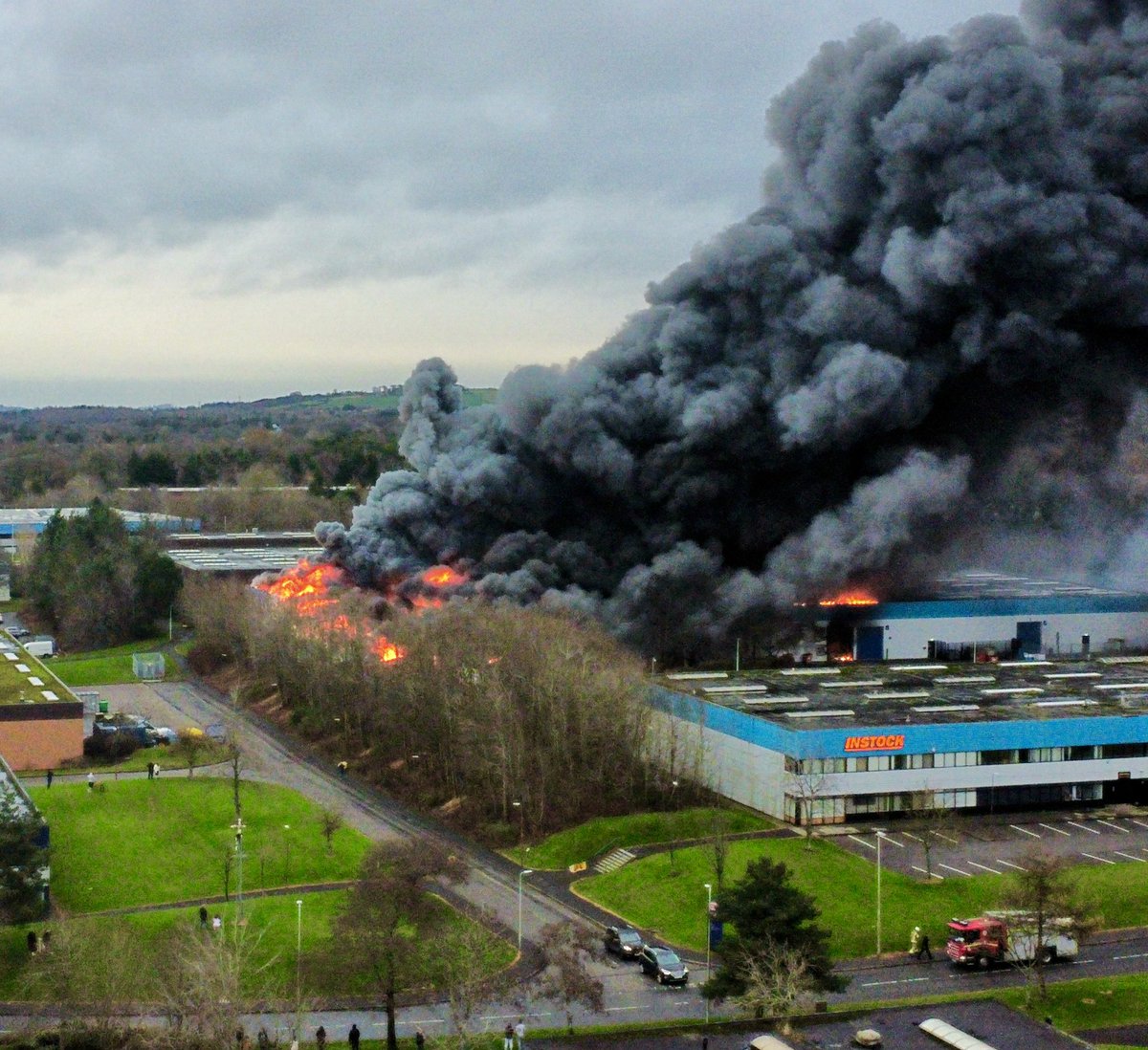 peterbaird5's tweet photo. Major fire at #brucefield industrial estate #livingston @edinburghpaper @STVNews https://t.co/y6nTMMclQH
