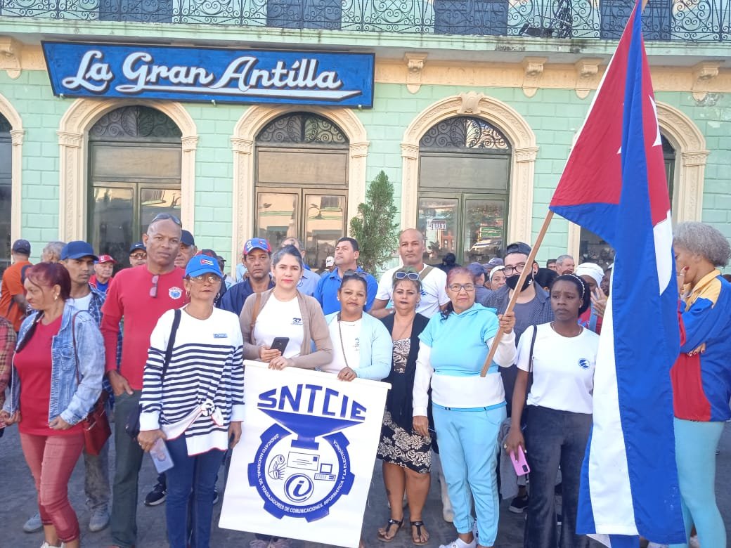 En horas de la mañana se rinde Tributo a los Héroes Caídos en la ciudad de #Camagüey 
#PorCa