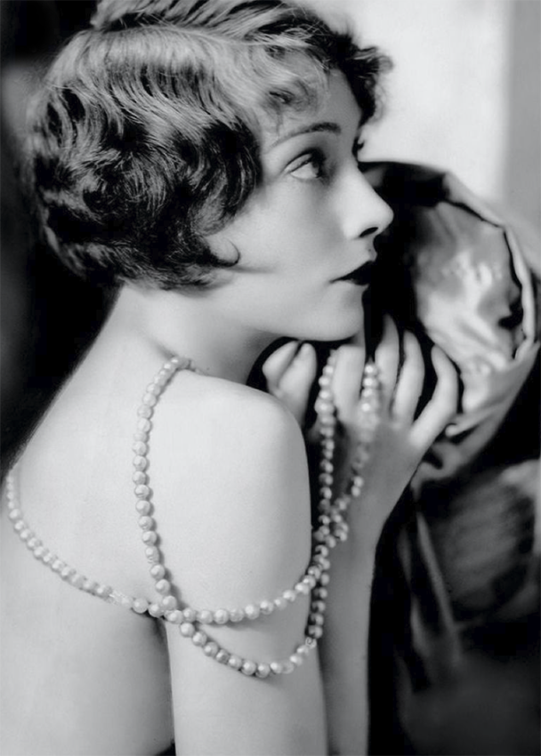 AlainHanel's tweet photo. LES ANNÉES FOLLES ET LES ARTISTES DE SCÈNE...                                                
DE 1900 à 1930, les danseuses, chanteuses de cabarets, ou encore des revues de "Caf'conc"... hantaient les fantasmes des habitués du monde de la nuit...                          
On paradait dans les lieux à la mode, avec ces femmes étranges...                                                
Il y avait encore quelques fiacres qui s'attardaient sur les grands boulevards à l'affût des vieux bourgeois, qui sortaient éméchés au bras de ces femmes d'une nuit...                                                 
En voici quelques unes, photographiées par des inconnus qui nous ont laissé ce patrimoine inédit : Les cocottes des années folles...                             AH-2024.
