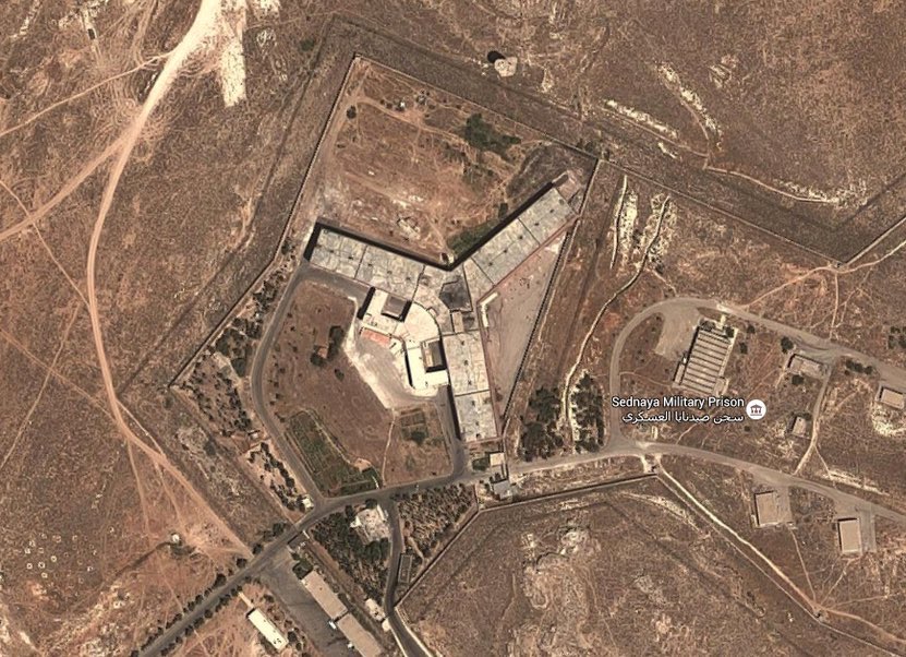 ليه تحرير سجن صيدنايا هيكون بمثابة التحرير الفعلي وليه كل السوريين في انتظار تحرير؟
سجن صيدنايا عرّفته حقوق الإنسان بأنه"مسلخ بشري" ومتسمي ب"السجن الأحمر"لأن أسبوعيا بيتعدم فيه عشرات المعتقلين السياسين
وبعد اعدامهم بيحطوا الجثث ف غرف ملح اللي بالمناسبة بيحطوا فيها..١
#ردع_العدوان