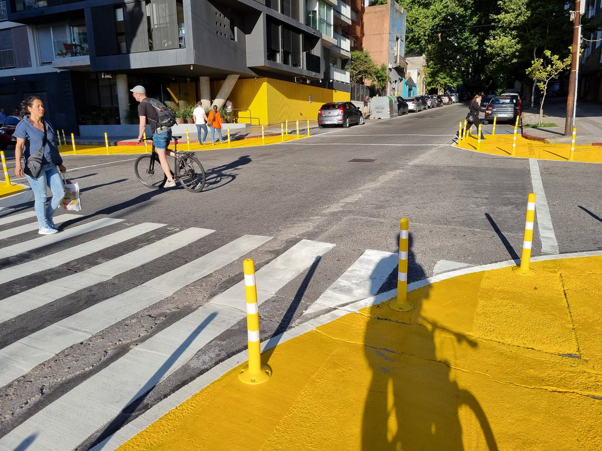 Nueva esquina pacificada en Maldonado y Florida:

☑️Más espacio peatonal
☑️Menos velocidad al doblar
☑️Más fácilidad para cruzar
🟡El color hace la ciudad menos gris
 
Costos bajos, efectos positivos inmediatos

Gracias, más de esto por favor!