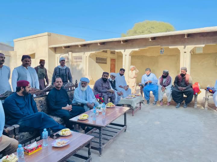 TeamKhalidKhan's tweet photo. اوباڑو میر سردار خان لونڈ کی مختلف برادریوں سے انکے پیاروں کی وفات پر تعزیت و فاتحہ خوانی ،
@BBhuttoZardari @AseefaBZ @FaryalTalpurPk
@SKLound @KhalidKhanLound
#NA198 #PS18 #Ubauro https://t.co/arCYVHmjYn