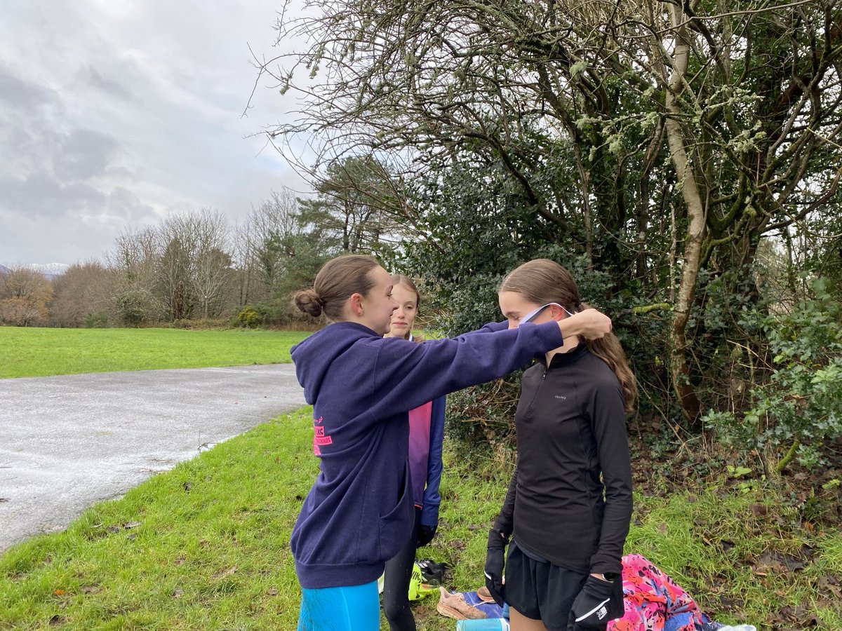 inverclyde_ac's tweet photo. #Teamwork. Grace presenting Molly &amp; Cara with their club silver team medal in recognition of their contribution to the team silver won at West XC Championships #CelebratingCommitment #WeareaTeam   ⁦@ActiveSchoolsIC⁩ ⁦@SALinclusion⁩ ⁦@SALDevelopment⁩ https://t.co/cjVI7KDTC1