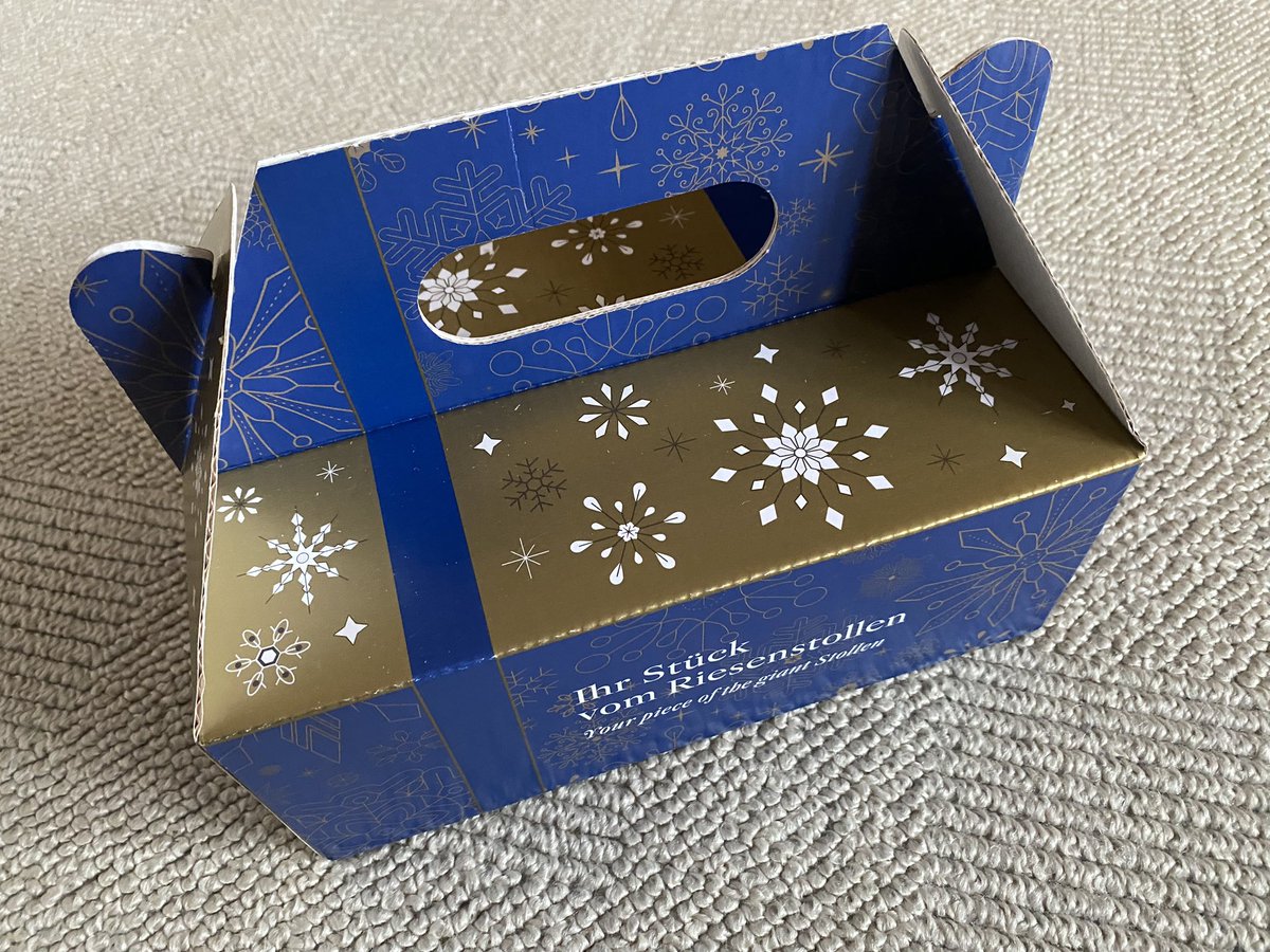 Hochtouren's tweet photo. habe erstmalig ein Stück des Riesenstollens gekauft, ein 10ner für einen guten Zweck, schön verpackt sieht es drin so aus; kosten werde ich heute aber nicht mehr #Striezelmarkt #Stollenfest #Dresden https://t.co/EgEpXB8xkv
