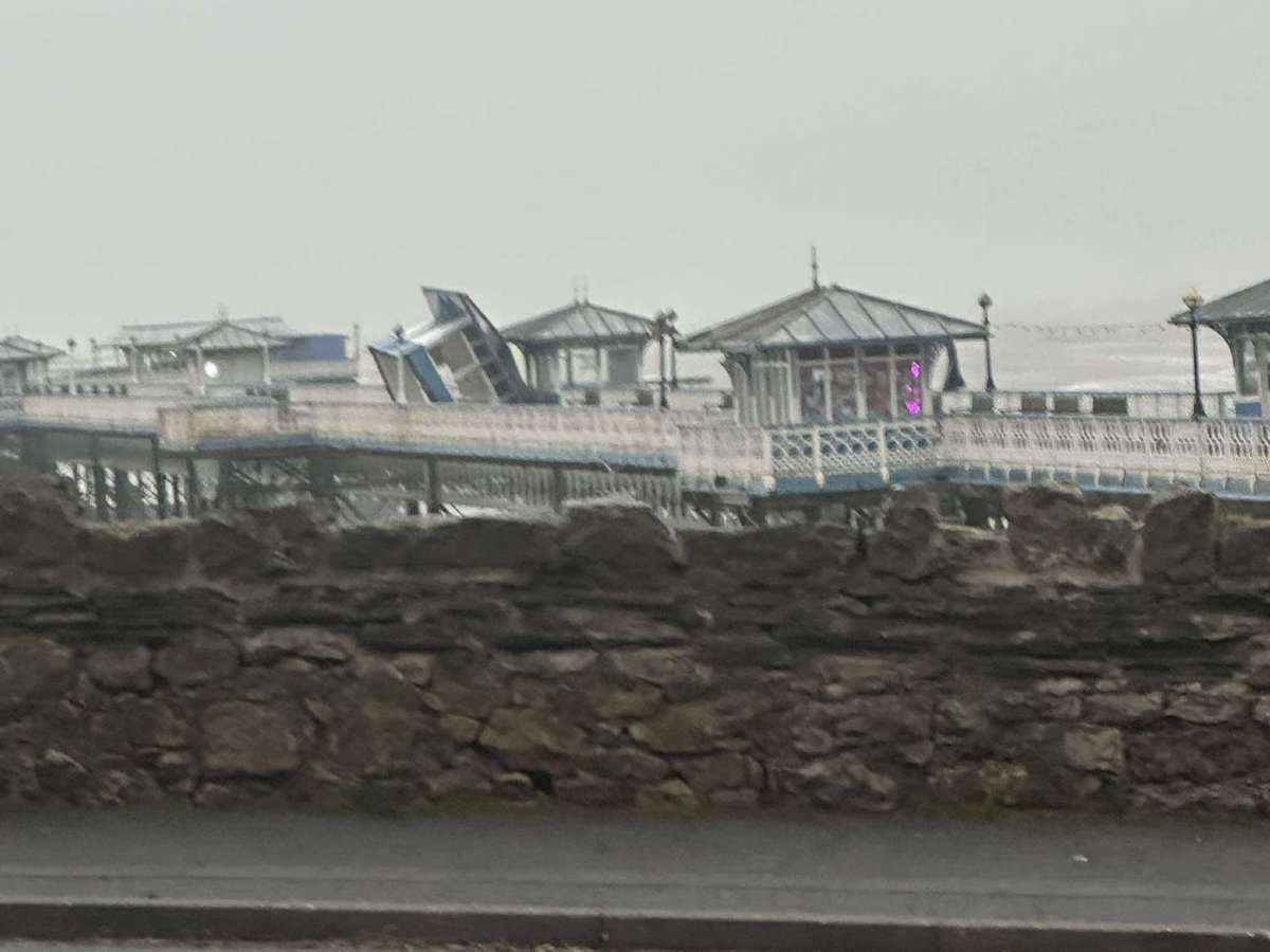 Strong winds, &amp; threats to life were promised! 🤯 #LlandudnoPier