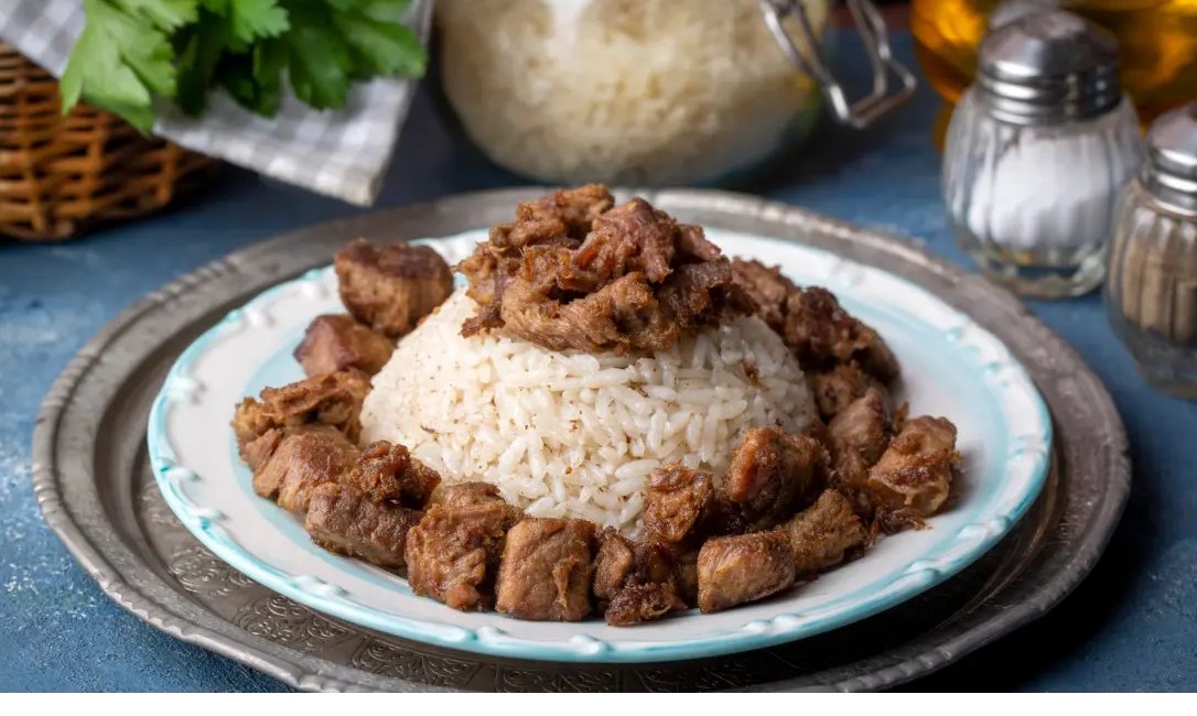 Taziye evinde, elinde pilav tabağıyla “Pardon, karabiber var mı acaba?” diye soran birisini anlatmışlardı. Garipsemiş ve şaşırmıştım. Şimdi düşünüyorum... Ölmüşüm ve yeni gömülmüşüm. Daha küreklerin çamuru kurumamışken bizim evde bir sürü insan büyük bir iştahla yemek yiyor.