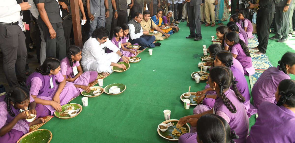 APDeputyCMO's tweet photo. మెగా పేరెంట్ టీచర్స్ మీటింగ్ లో భాగంగా, డొక్కా సీతమ్మ మధ్యాహ్న భోజన పథకం నాణ్యత పరిశీలించేందుకు కడప మున్సిపల్ కార్పొరేషన్ పాఠశాల విద్యార్థులతో కలిసి  భోజనాన్ని స్వీకరించిన ఉప ముఖ్యమంత్రి @PawanKalyan.

#MegaPTM #MegaParentTeacherMeeting https://t.co/BFYPv4FxUI