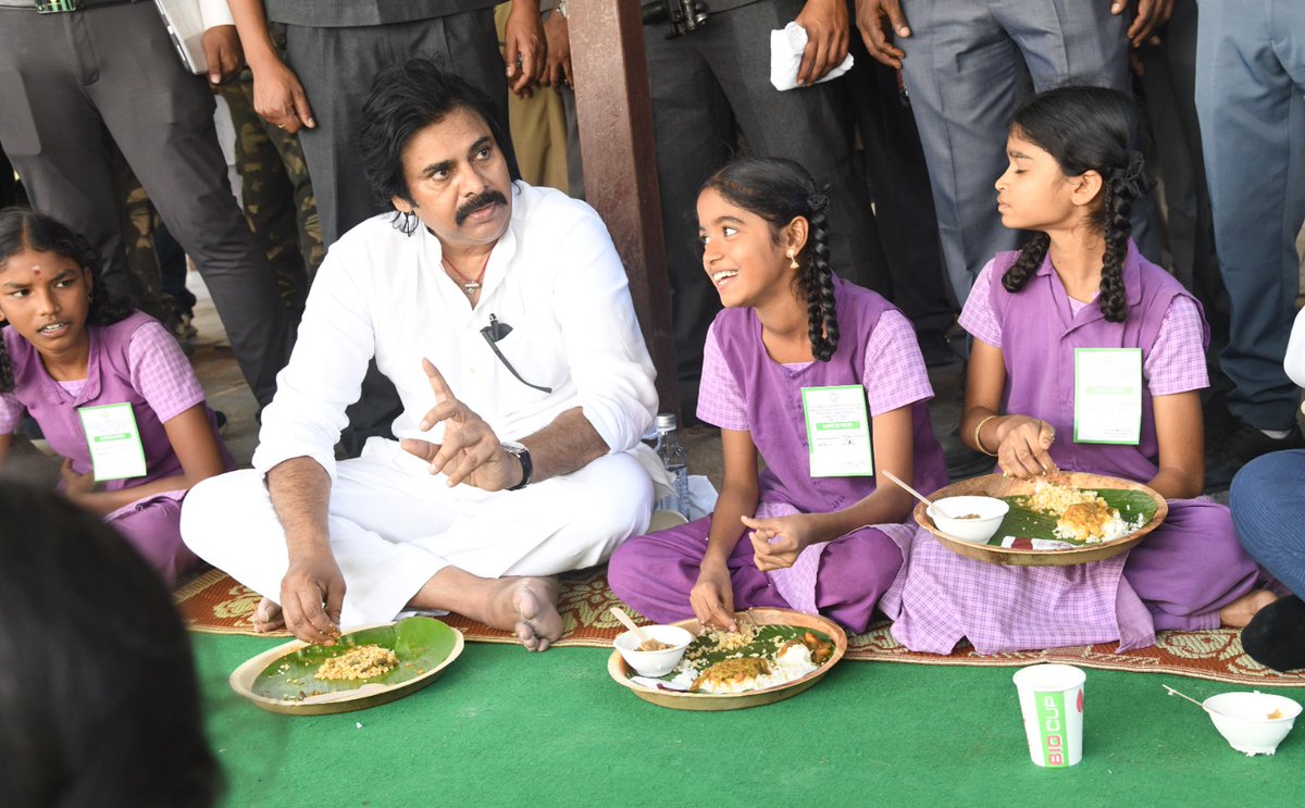 APDeputyCMO's tweet photo. మెగా పేరెంట్ టీచర్స్ మీటింగ్ లో భాగంగా, డొక్కా సీతమ్మ మధ్యాహ్న భోజన పథకం నాణ్యత పరిశీలించేందుకు కడప మున్సిపల్ కార్పొరేషన్ పాఠశాల విద్యార్థులతో కలిసి  భోజనాన్ని స్వీకరించిన ఉప ముఖ్యమంత్రి @PawanKalyan.

#MegaPTM #MegaParentTeacherMeeting https://t.co/BFYPv4FxUI