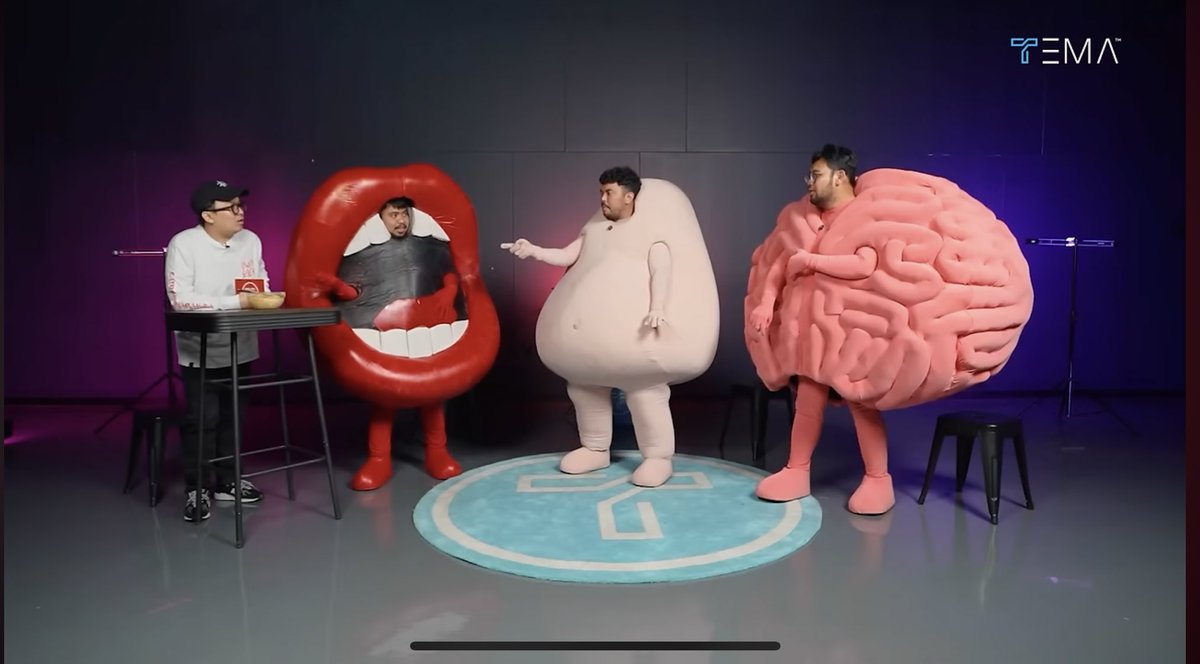 yearendsale_'s tweet photo. Habis nonton podcastnya GJLS, kocak bener liat debat mulut, perut sama otak perkara camilan doang wkwk. Aku sih #TimPerut ya ngemil buat ngisi perut, kalau kalian nyemil type yang penting di mulut segar, perut kenyang atau sehat nih? ๐๐ซ๐ป๐ง https://t.co/ngeCOatUM2