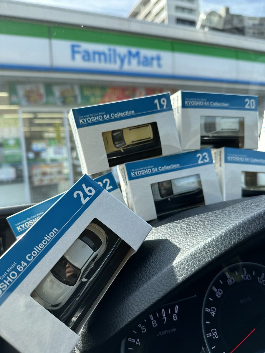 ssmh292415's tweet photo. KYOSHO 64 Collection Vol.03
SUBARU
ファミリーマートの一部店舗で発売開始
⚠️No.27は京商オンラインショップ限定です
#京商 #ファミマ#ファミリーマート
#コンビニ #スバル #レガシィ #レヴォーグ
#ミニカーコレクション #ミニカー
#kyosho #kyosho64collection #subaru #legacy #wrx #levorg https://t.co/ot8UWUed17