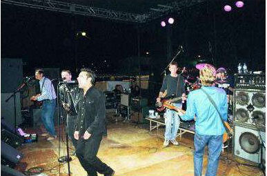 GBsArchives's tweet photo. On This Day (12/31/2001), the GBs reunited on NYE (w/ Gloritone opening) at Nita’s Hideaway in Tempe. The late Lawrence Zubia (of @PistolerosAZ) sang on "Pieces of the Night"
#OTD #OnThisDay #NYE #December31 #GinBlossoms #Pistoleros #LawrenceZubia #Gloritone #NitasHideaway https://t.co/jLj1GcohHl