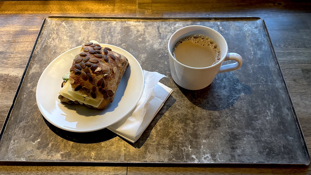 ”Mitt” café / bageri, ett stenkast hemifrån …
serverar mitt morgonfika på en bakplåt. ☕️♥️
#återvinning #noplastic #feeling #bricka