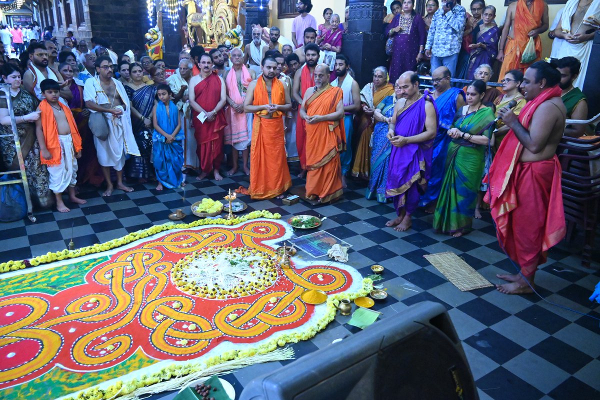 ShriUdupi's tweet photo. 07.12.2024 
ಶ್ರೀ ಕೃಷ್ಣಮಠದಲ್ಲಿ *ಶ್ರೀ ಸುಬ್ರಮಣ್ಯ ಷಷ್ಠಿಯ ಪ್ರಯುಕ್ತ *ರಥೋತ್ಸವ* , ಶ್ರೀ ಸುಬ್ರಮಣ್ಯ ಗುಡಿಯಲ್ಲಿ   * ಆಶ್ಲೇಷಾಬಲಿ* , *ವಿಶೇಷ ಪೂಜೆ* , *ಪಲ್ಲಪೂಜೆ*  ನೆರವೇರಿತು.
On the occasion of Sri Subramanya Shashthi, a *Special Puja* and *Ashlesha bali* were performed in the  Sri Subramanya Gudi. https://t.co/bT93xUb0oP