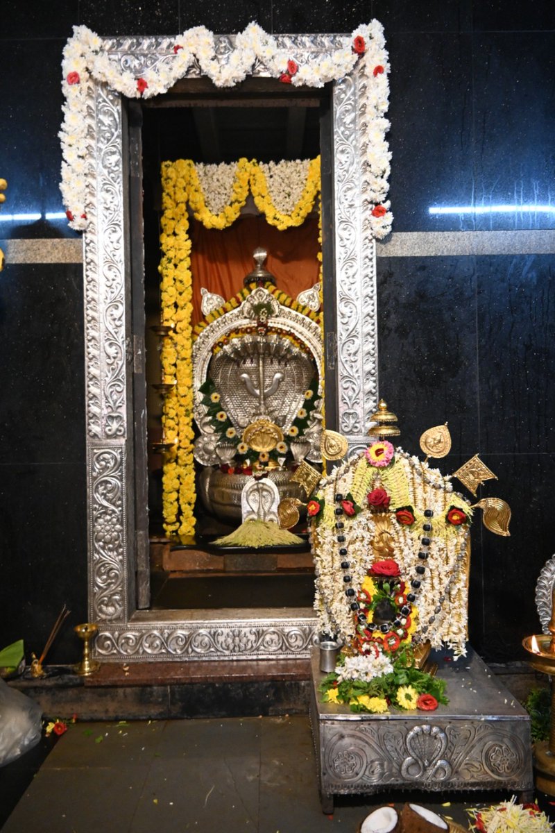 ShriUdupi's tweet photo. 07.12.2024 
ಶ್ರೀ ಕೃಷ್ಣಮಠದಲ್ಲಿ *ಶ್ರೀ ಸುಬ್ರಮಣ್ಯ ಷಷ್ಠಿಯ ಪ್ರಯುಕ್ತ *ರಥೋತ್ಸವ* , ಶ್ರೀ ಸುಬ್ರಮಣ್ಯ ಗುಡಿಯಲ್ಲಿ   * ಆಶ್ಲೇಷಾಬಲಿ* , *ವಿಶೇಷ ಪೂಜೆ* , *ಪಲ್ಲಪೂಜೆ*  ನೆರವೇರಿತು.
On the occasion of Sri Subramanya Shashthi, a *Special Puja* and *Ashlesha bali* were performed in the  Sri Subramanya Gudi. https://t.co/bT93xUb0oP