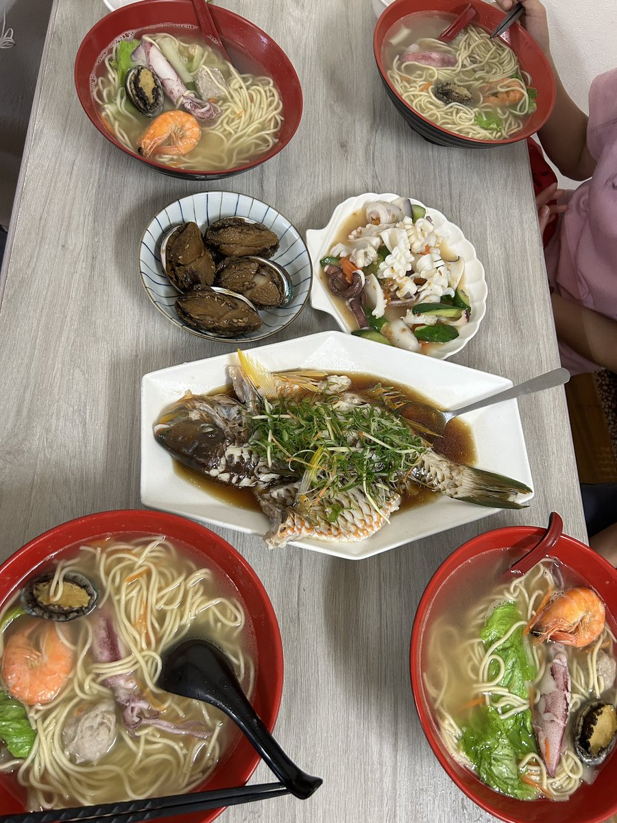 海邊靜一下，陰天，然後肚子餓了😅