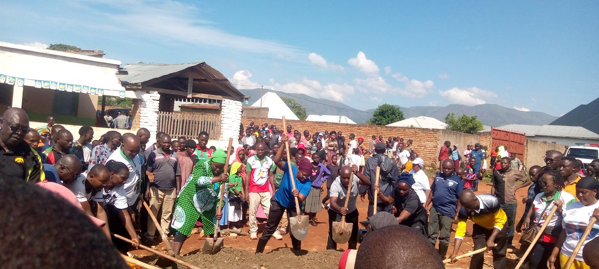CommuneMakamba's tweet photo. #Burundi, kur'uyu wa gatandatu 7/12/2024 hatunganijwe ibikorwa Rusangi bijanye no gutunganya igituro c'imiduga itwara abantu n'ibintu muntumbero yo kwagura igisagara(Parking Nyaburumba), ibikorwa vyatewe iteka n'icegera ca mbere ca Nyeniteka Umukuru w'inama nkenguzamateka https://t.co/93HyRmaLgg