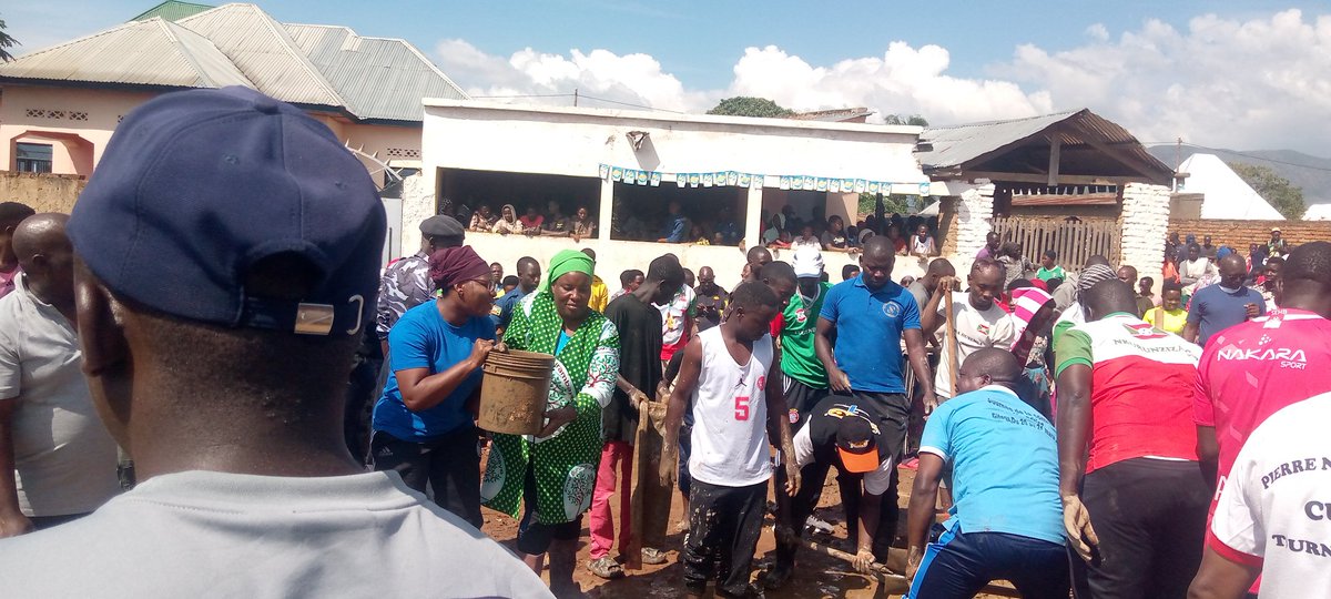 CommuneMakamba's tweet photo. #Burundi, kur'uyu wa gatandatu 7/12/2024 hatunganijwe ibikorwa Rusangi bijanye no gutunganya igituro c'imiduga itwara abantu n'ibintu muntumbero yo kwagura igisagara(Parking Nyaburumba), ibikorwa vyatewe iteka n'icegera ca mbere ca Nyeniteka Umukuru w'inama nkenguzamateka https://t.co/93HyRmaLgg