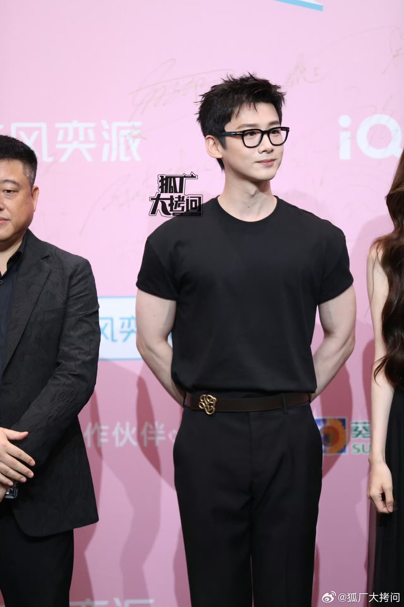 wonwoncity's tweet photo. bai jingting showing up to the red carpets with only his two guns. I love my underdressed king https://t.co/TYEkRZbepf