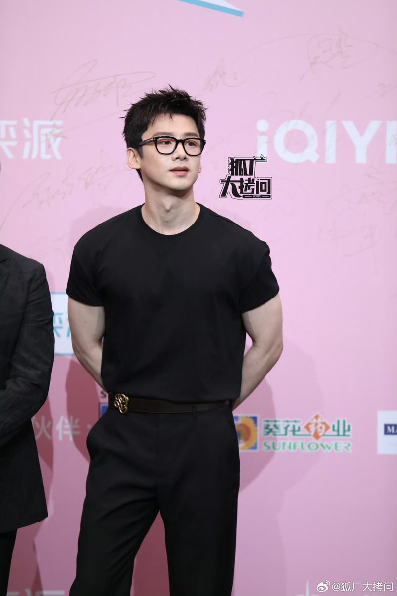 wonwoncity's tweet photo. bai jingting showing up to the red carpets with only his two guns. I love my underdressed king https://t.co/TYEkRZbepf