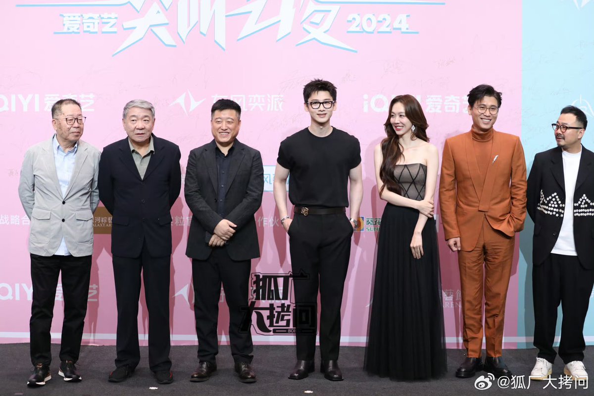 wonwoncity's tweet photo. bai jingting showing up to the red carpets with only his two guns. I love my underdressed king https://t.co/TYEkRZbepf