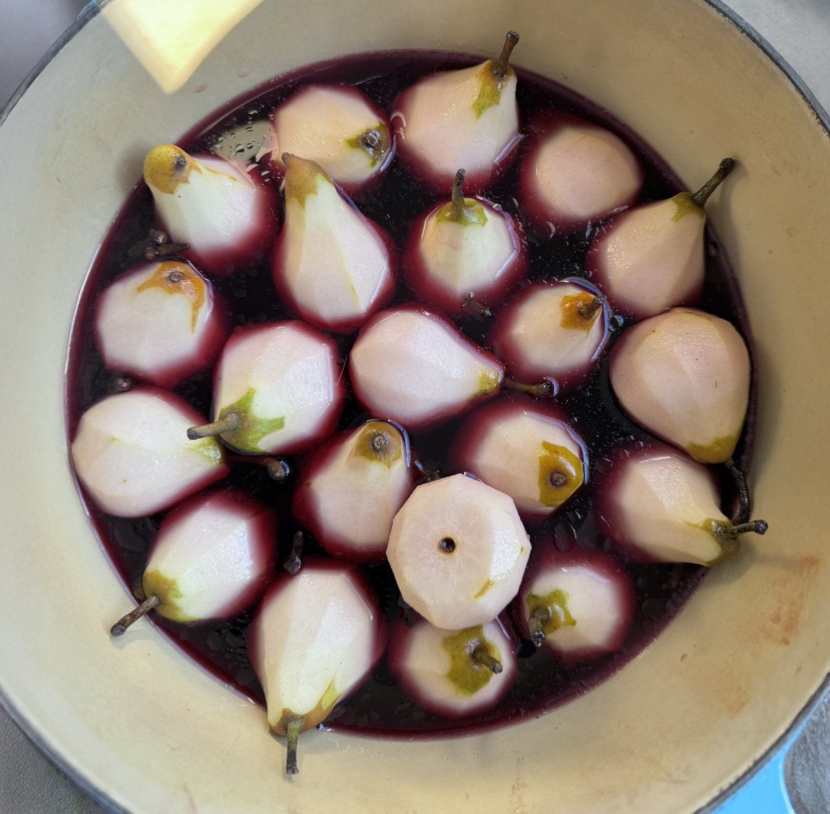 Stoofpeertjes - en de geur van anijs, kaneel &amp; kruidnagelen - zo winters!  Mijn moeder schotelde het ons vaak voor op zondag of met kerst. Een gewoonte die ik met liefde heb overgenomen. Sweet memories #Winterkost 🍐❄️ voor de #Foto_Adventskalender  van <a href="/josephiensierag/">J🍋sephien Sierag 🕊📚🌸🍣📷</a>