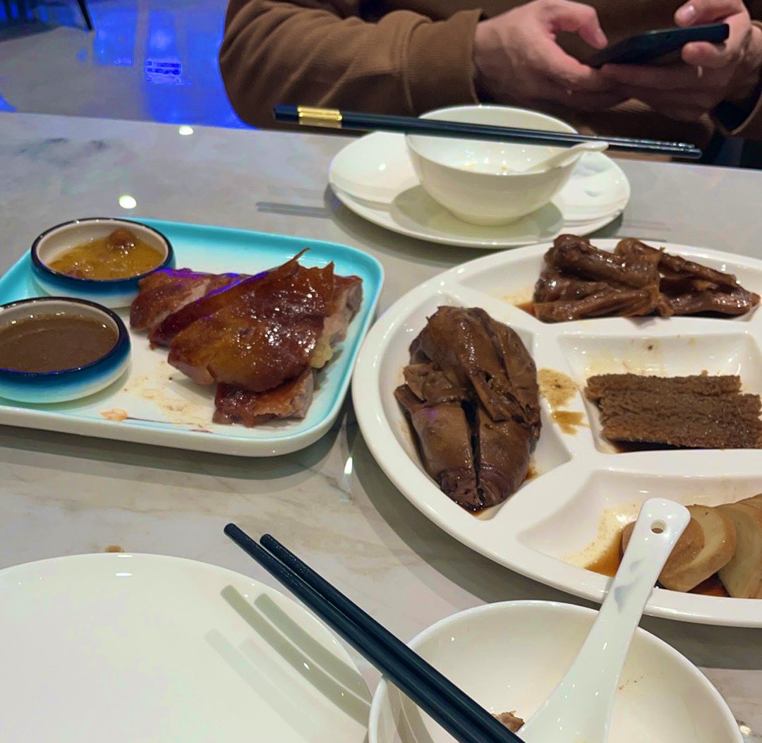 Li40890096's tweet photo. 爱吃烧鹅 真的很美味 https://t.co/LVhIo95VvR