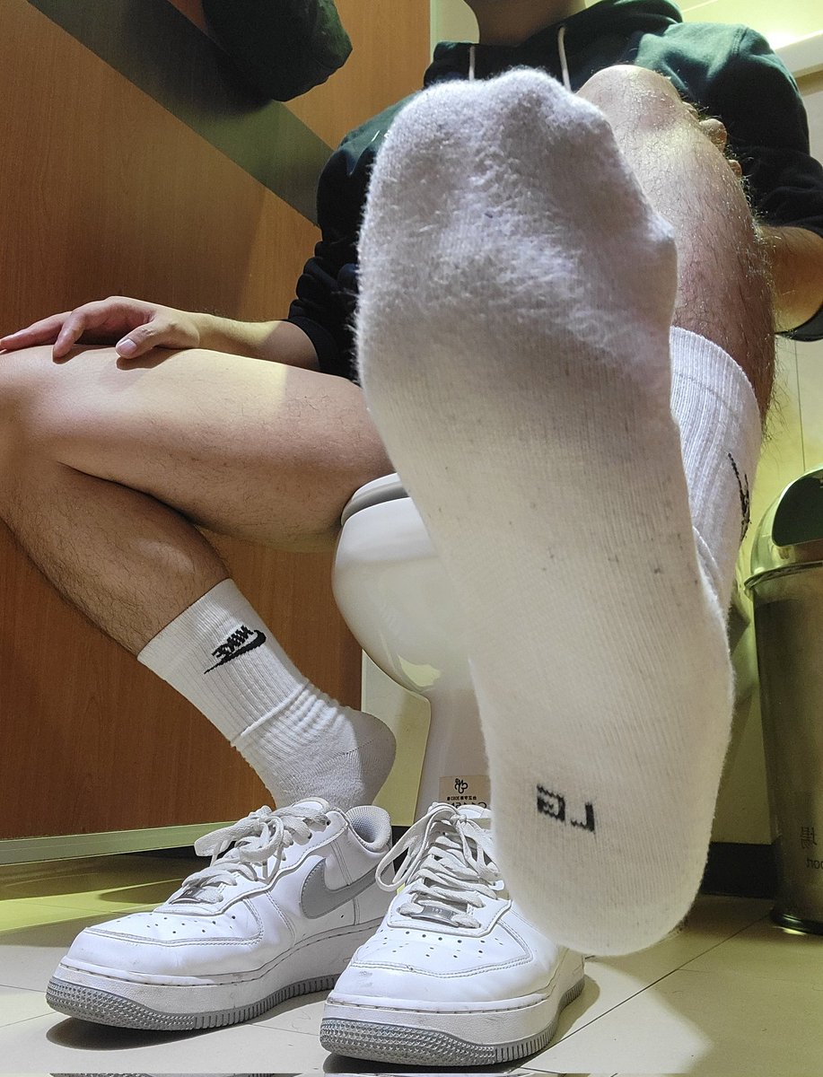 機場廁所
就算知道外面沒有人還是好緊張
弄不硬
哈哈哈哈哈
🤣