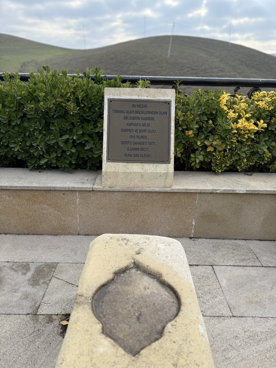 SerkanKayalar_'s tweet photo. Kafkas’a geldi
Çarpıştı ve şehit oldu
1918 yılında
Şerefli şahadeti tattı
İlgarını seçti
Ruhu şad olsun

Şamahı’da Kafkas İslam Ordusu Şehitliğinde yatan bir zabitin kitabesinde bu yazı sizi karşılayacak

Kosova’dan Yozgat’a
Kudüs’ten Elazığ’a şehitler bu aziz topraklarda yatıyor https://t.co/cBzb7a3K0Z