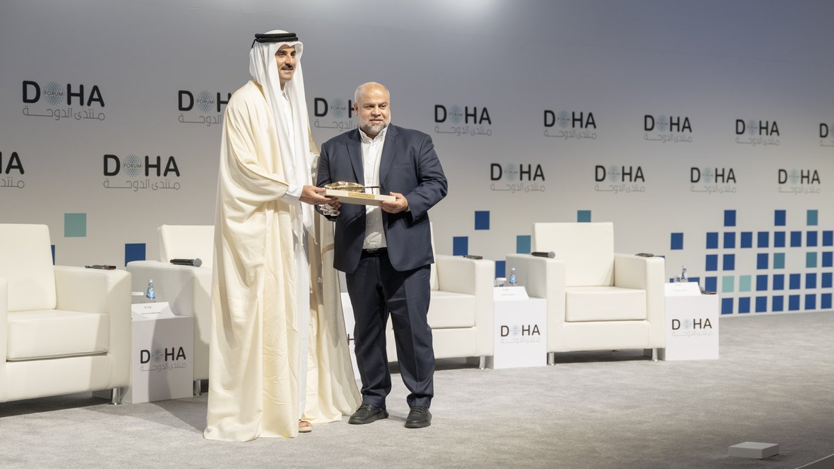PeninsulaQatar's tweet photo. During the #DohaForum, HH the Amir presented the #DohaForumAward to #WaelAlDahdouh and #CarmenJoukhadar, Al Jazeera correspondents, independent photojournalist #MoatazAzaiza, AFP journalists #DylanCollins and #ChristinaAssi, Arman FM and Arakizia FM Director #SadafPopalzai #Qatar
https://t.co/rsrL8zI01G