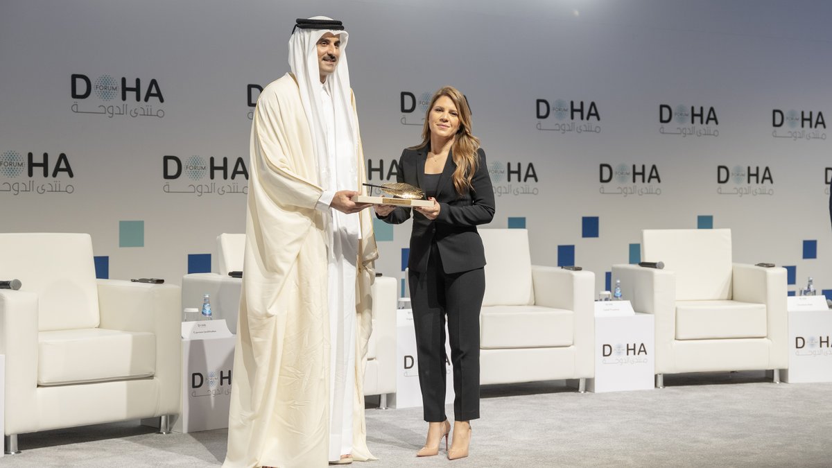 PeninsulaQatar's tweet photo. During the #DohaForum, HH the Amir presented the #DohaForumAward to #WaelAlDahdouh and #CarmenJoukhadar, Al Jazeera correspondents, independent photojournalist #MoatazAzaiza, AFP journalists #DylanCollins and #ChristinaAssi, Arman FM and Arakizia FM Director #SadafPopalzai #Qatar
https://t.co/rsrL8zI01G