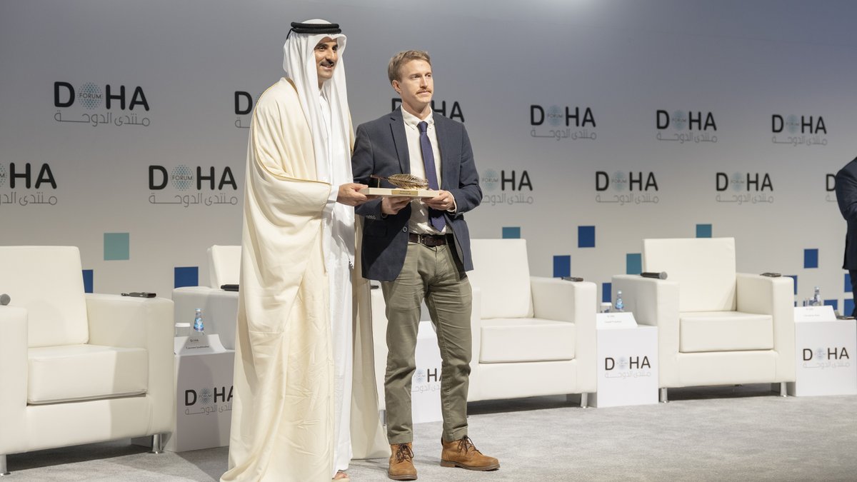 PeninsulaQatar's tweet photo. During the #DohaForum, HH the Amir presented the #DohaForumAward to #WaelAlDahdouh and #CarmenJoukhadar, Al Jazeera correspondents, independent photojournalist #MoatazAzaiza, AFP journalists #DylanCollins and #ChristinaAssi, Arman FM and Arakizia FM Director #SadafPopalzai #Qatar
https://t.co/rsrL8zI01G