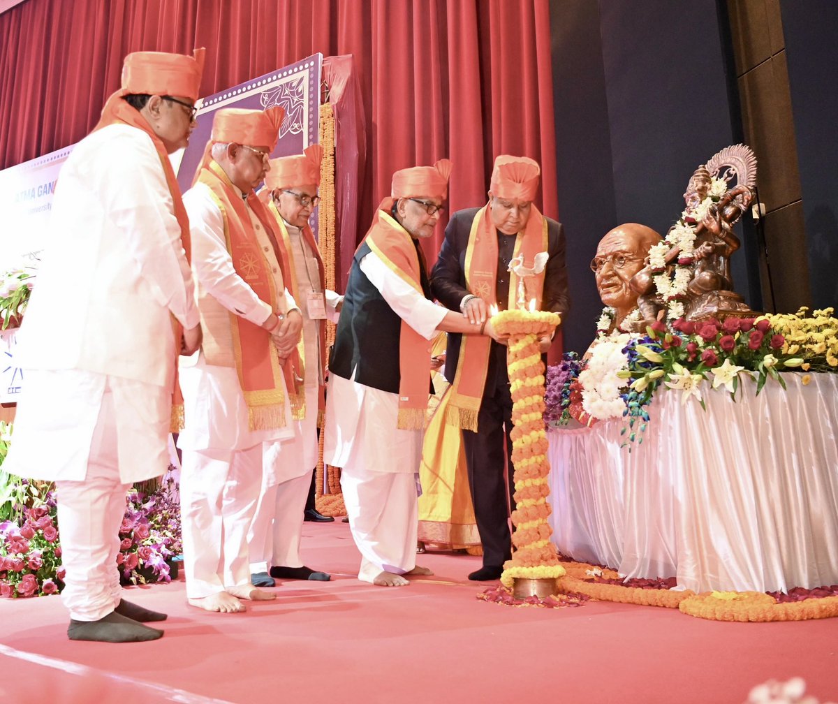 VPIndia's tweet photo. माननीय उपराष्ट्रपति श्री जगदीप धनखड़ ने आज मुख्य अतिथि के रूप में मोतिहारी, बिहार स्थित महात्मा गांधी केंद्रीय विश्वविद्यालय के द्वितीय दीक्षांत समारोह की अध्यक्षता की। 

@MGCUBihar @GovernorBihar @rajendraarlekar @RadhamohanBJP #MGCU #Motihari https://t.co/SdqFN9aiSJ