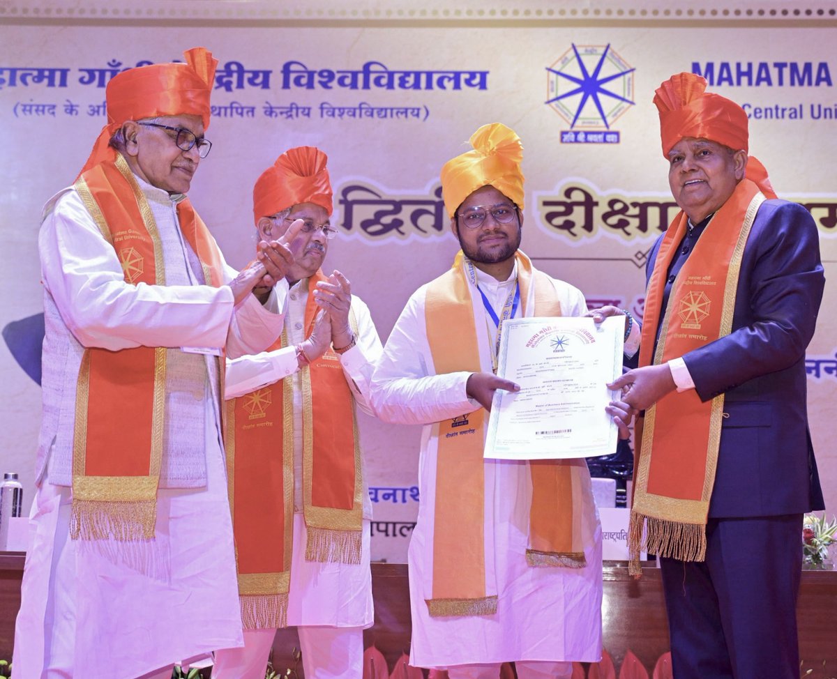 VPIndia's tweet photo. माननीय उपराष्ट्रपति श्री जगदीप धनखड़ ने आज मुख्य अतिथि के रूप में मोतिहारी, बिहार स्थित महात्मा गांधी केंद्रीय विश्वविद्यालय के द्वितीय दीक्षांत समारोह की अध्यक्षता की। 

@MGCUBihar @GovernorBihar @rajendraarlekar @RadhamohanBJP #MGCU #Motihari https://t.co/SdqFN9aiSJ