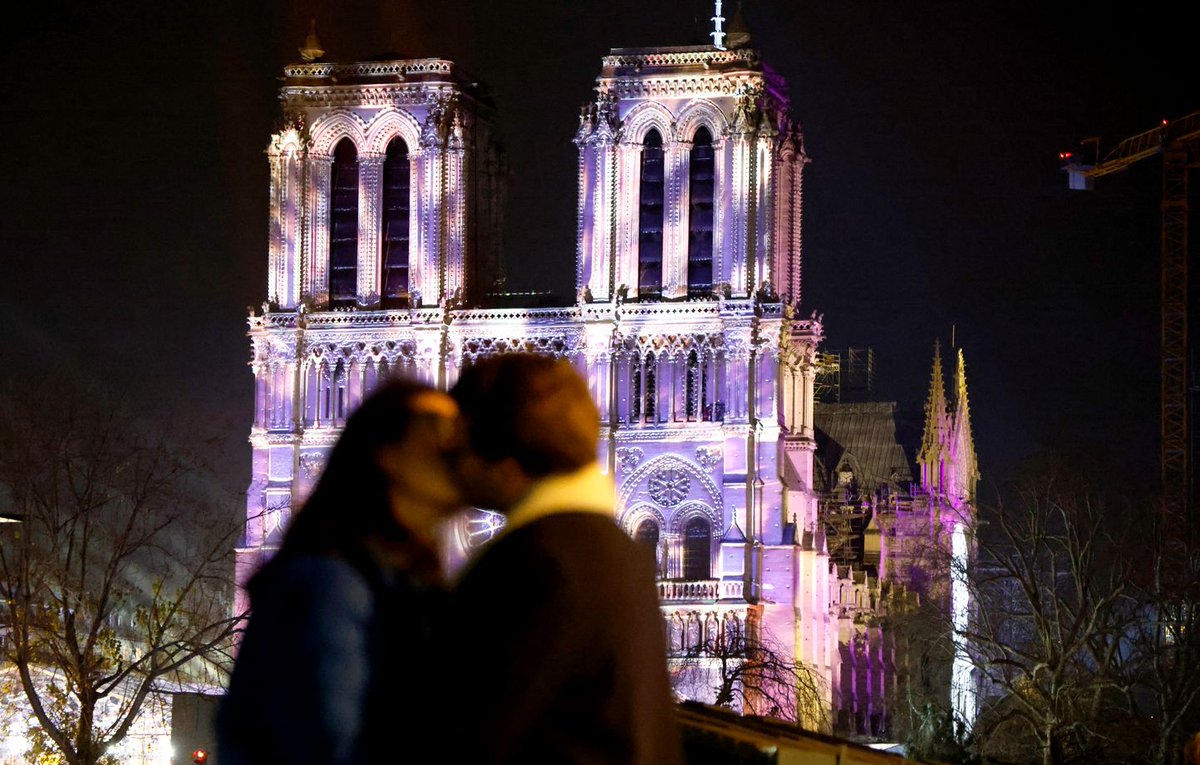 XNews_France's tweet photo. EN DIRECT : La réouverture de Notre-Dame est enfin là ! Donald Trump a atterri à Paris pour cet événement marquant. Découvrez les temps forts du week-end : messes, concerts et plus encore ! 🇫🇷 #NotreDame (20 Minutes) https://t.co/B0BBiD31yP