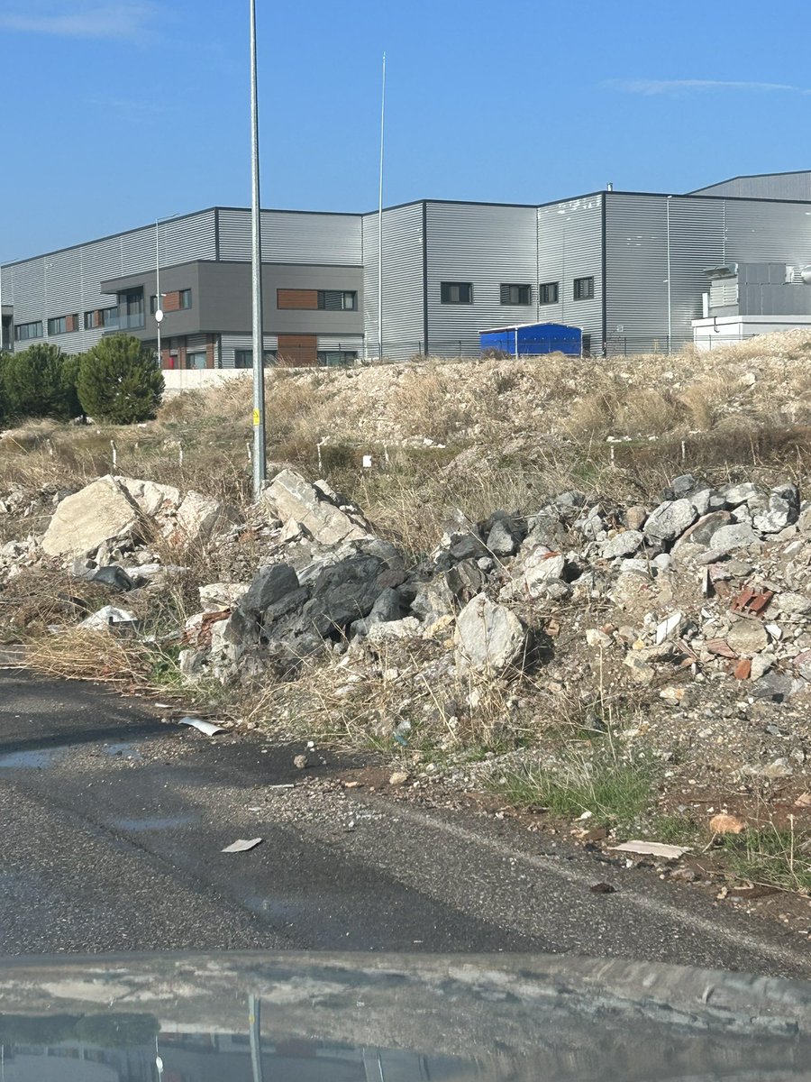 cdincay's tweet photo. Merhaba, Plastik Organize Sanayi bölgesi yanı “Orman Yolu Sokak” üzerindeki bu çöp ve enkazların kaldırılması için talep oluşturur musunuz? @izmirhim @menemenbelediye @pehlivanaydinn https://t.co/C8fGplmfyr