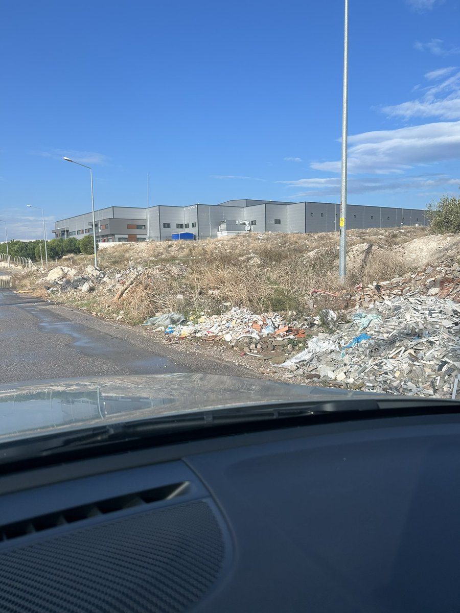 cdincay's tweet photo. Merhaba, Plastik Organize Sanayi bölgesi yanı “Orman Yolu Sokak” üzerindeki bu çöp ve enkazların kaldırılması için talep oluşturur musunuz? @izmirhim @menemenbelediye @pehlivanaydinn https://t.co/C8fGplmfyr