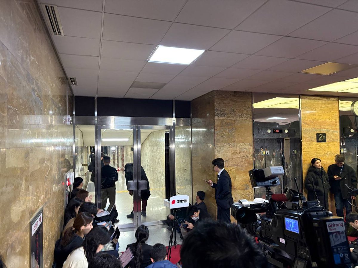 국힘 의총장 내부에서 잠금을 걸었다고 합니다.
사실상 감금 아닙니까?

무기한 의원총회를 열어 의원들이 투표하러 나가지 못하게 막고 있다고 합니다. 이것이 어떻게 민주주의 국가입니까?

윤석열로부터 무슨 협박을 받았길래, 무슨 위협을 받았길래 이렇게까지 하는 것인가요?