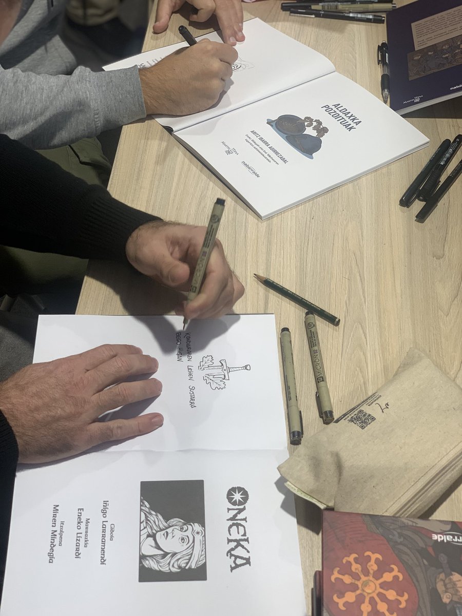 ✍️ Aritz Ibarra eta Eneko Lizardi gurean ditugu, komikiak sinatzen! Hurbildu eta eskuratu zurea. 

🚩 Hirugarren txanpa Durangoko Azokan, euskal kulturaren plazan gaituzue!

<a href="/Martin_TTipia/">Martin TTipia Kultur Elkartea</a>
