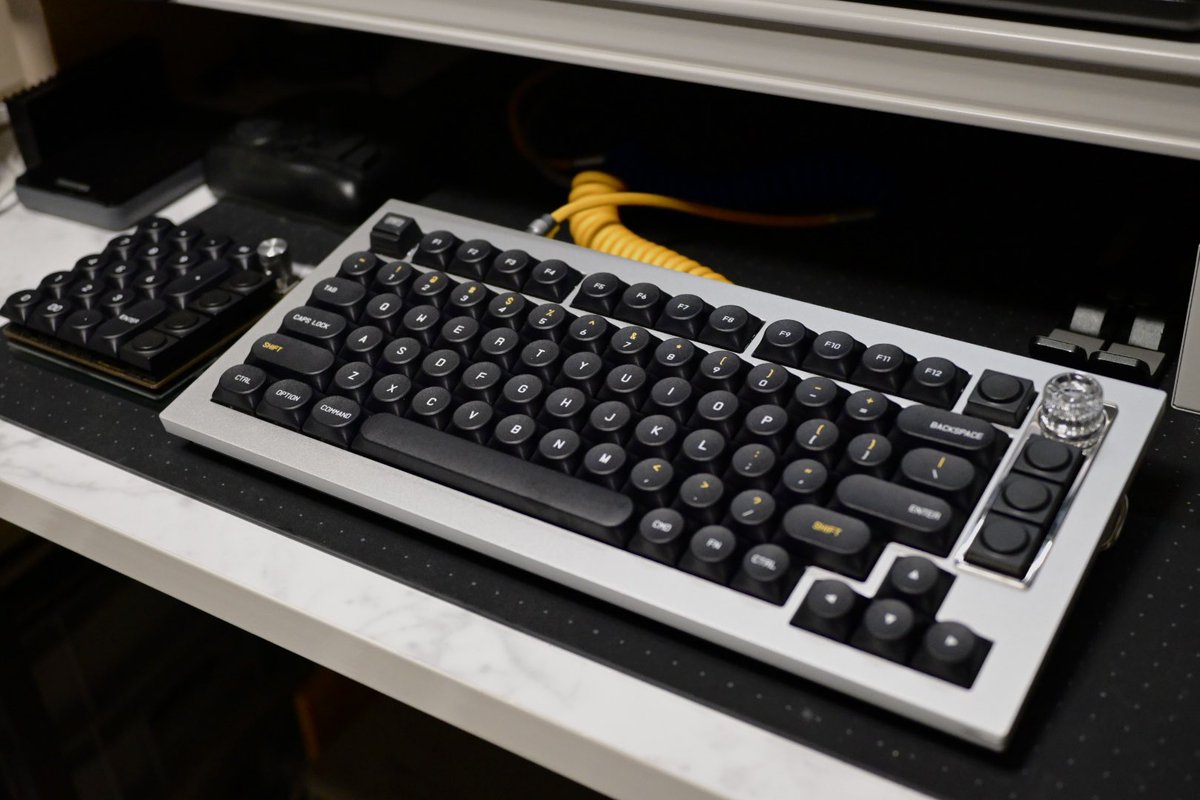 yuta__shimizu_'s tweet photo. キーボード: keyboard 81 pro
マクロパッド: attack25
キーキャップ: SLK Dessau＋Doys

満足しました！

#keyboard https://t.co/qC9JwlCBnZ