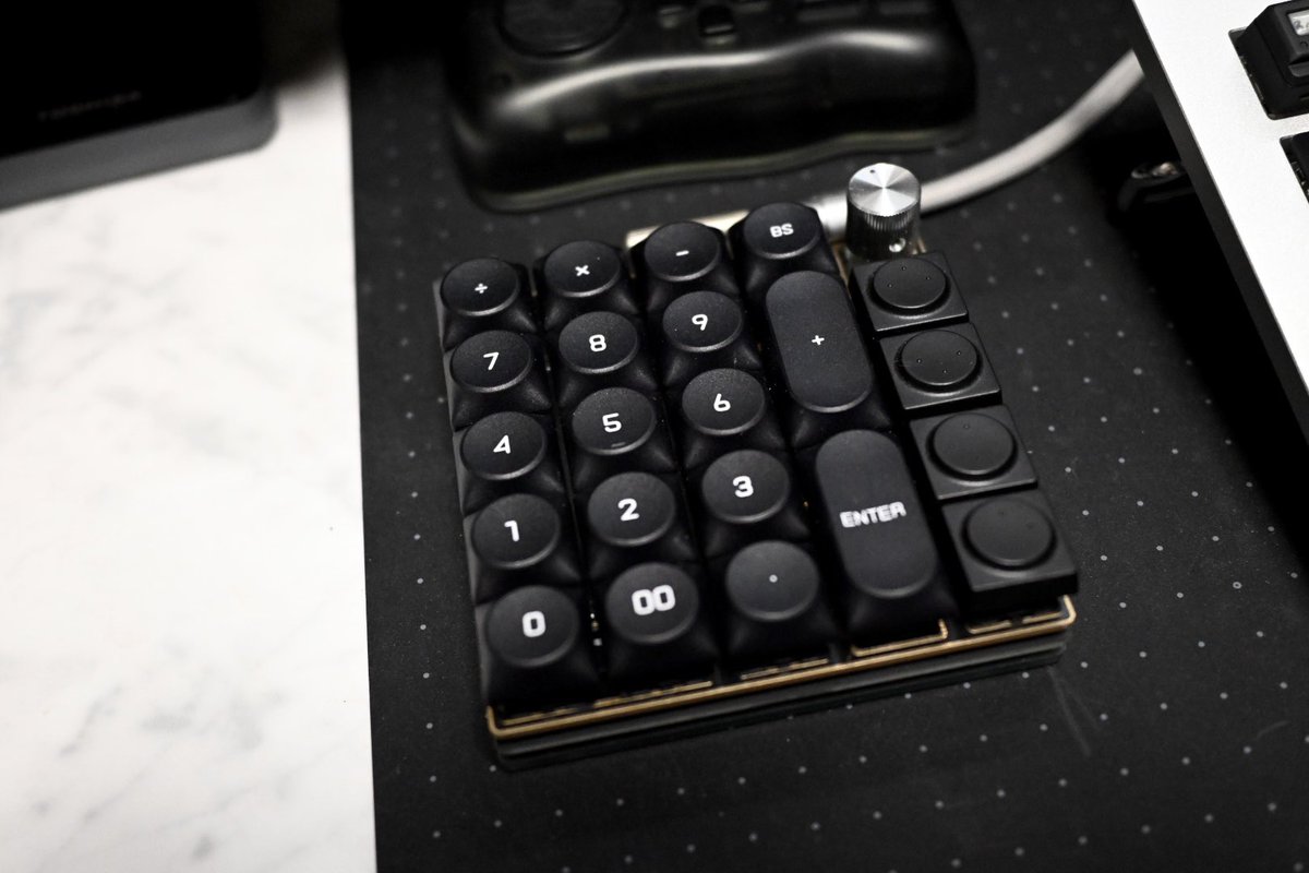 yuta__shimizu_'s tweet photo. キーボード: keyboard 81 pro
マクロパッド: attack25
キーキャップ: SLK Dessau＋Doys

満足しました！

#keyboard https://t.co/qC9JwlCBnZ