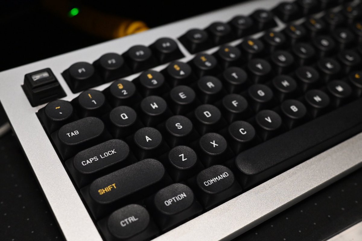 yuta__shimizu_'s tweet photo. キーボード: keyboard 81 pro
マクロパッド: attack25
キーキャップ: SLK Dessau＋Doys

満足しました！

#keyboard https://t.co/qC9JwlCBnZ