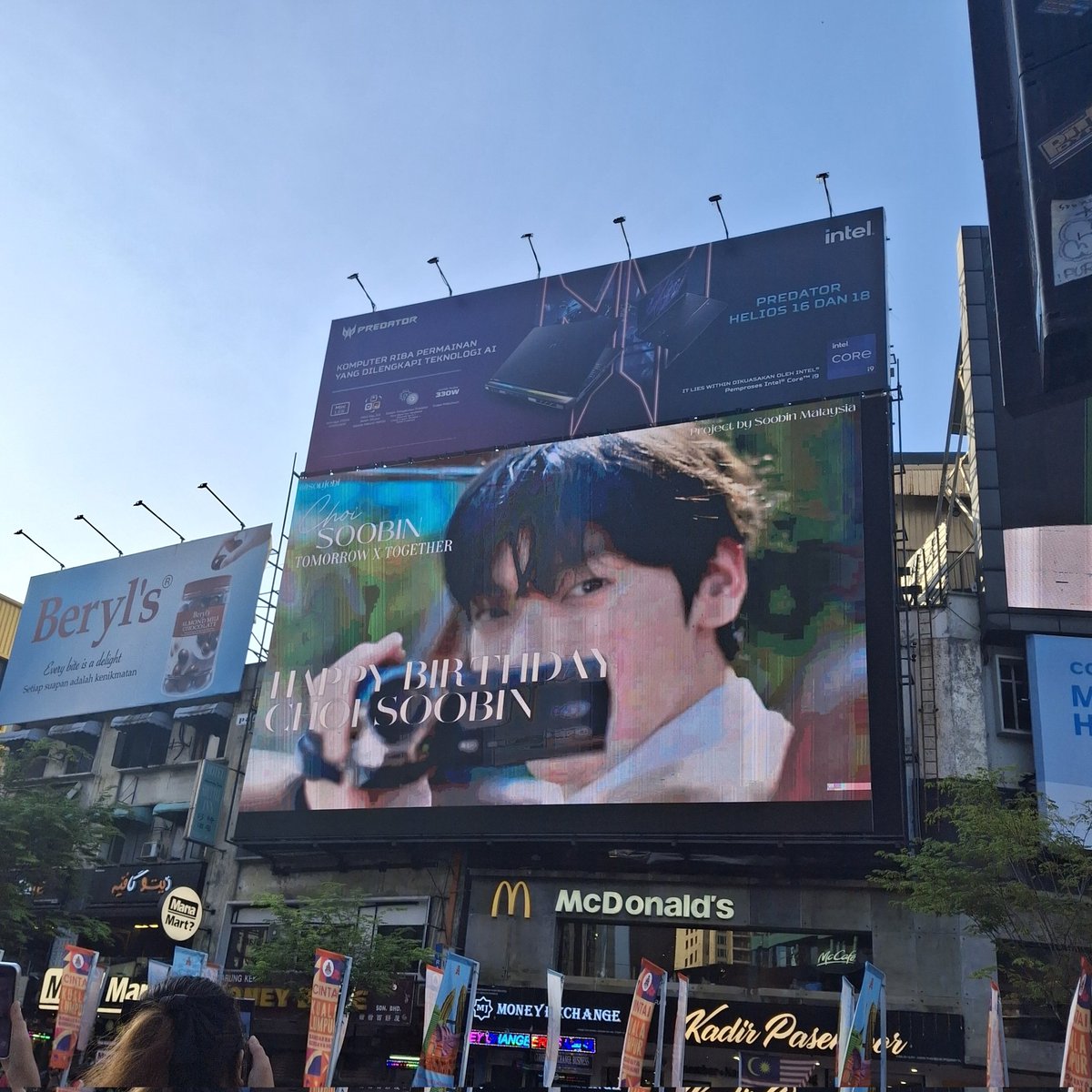 SoobinMalaysia's tweet photo. Happening now at Bukit Bintang! Share your photos or clips with #SoobinLittleWorld 👑 !

#SoobinWorld24 🏰
#SOOBIN #수빈 #スビン
#투모로우바이투게더 #TOMORROW_X_TOGETHER #TXT https://t.co/BkPFybX57M