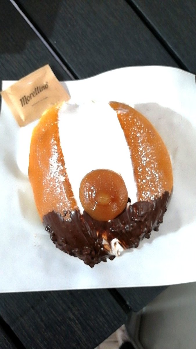 LOVE0Knowledge's tweet image. ヴィーガンのマリトッツォ
✨🤩始めて食べました
大きさが日本のビーガンのケーキの4倍　
🌰クリームがﾄｯﾋﾟﾝｸﾞと生クリームの下に入ってます　生クリームは日本で1番と思った所よりうまい
一部がチョコかけ
🤣全部食べれないと言って食べ始め完食　
お値段はいくらでしょうか？
#マリトッツォ