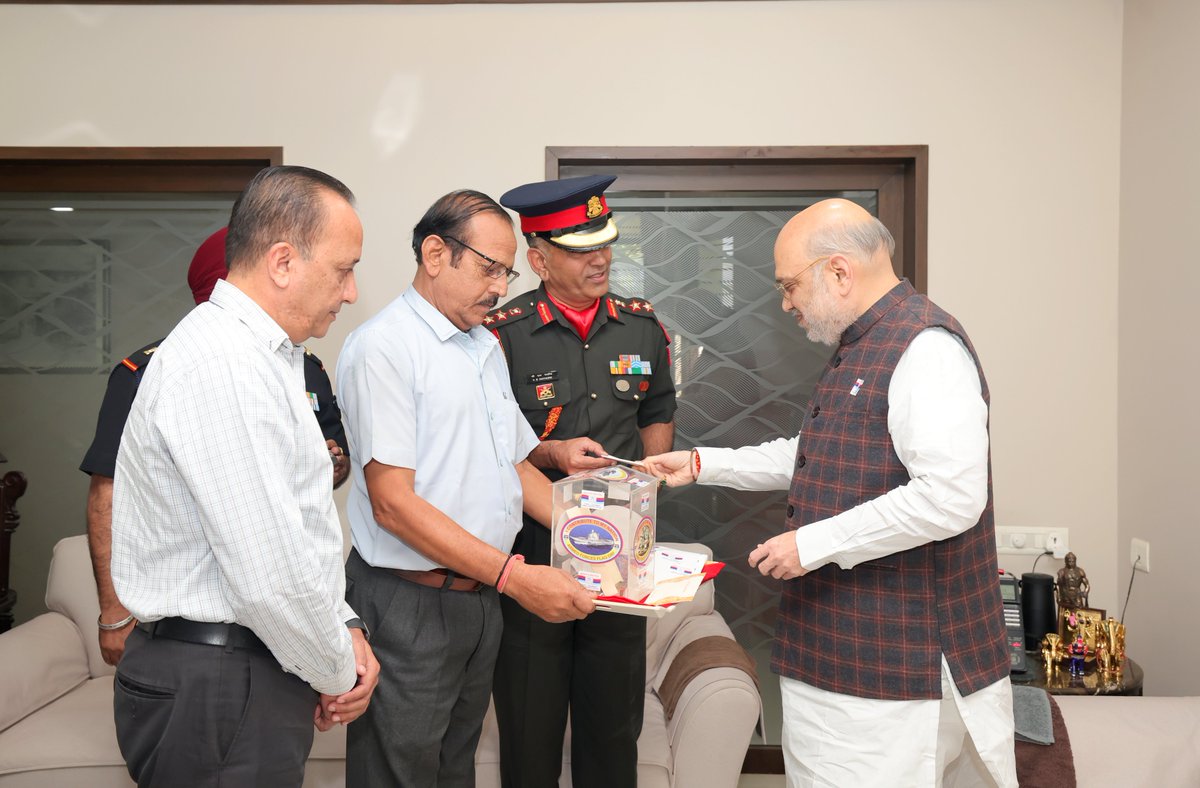 AmitShah's tweet photo. Tributes to the immortal martyrs of our armed forces on #ArmedForcesFlagDay. With their valor and patriotism, our martyrs have created everlasting sagas of supreme sacrifice to protect the honor of our nation.

My heartfelt thanks to the delegation of Sainik Welfare and Resettlement, Gujarat State, for felicitating me with a miniature flag on the occasion.

My appeal to all to contribute to the Armed Forces Flag Day Fund for the welfare of our forces and their families.