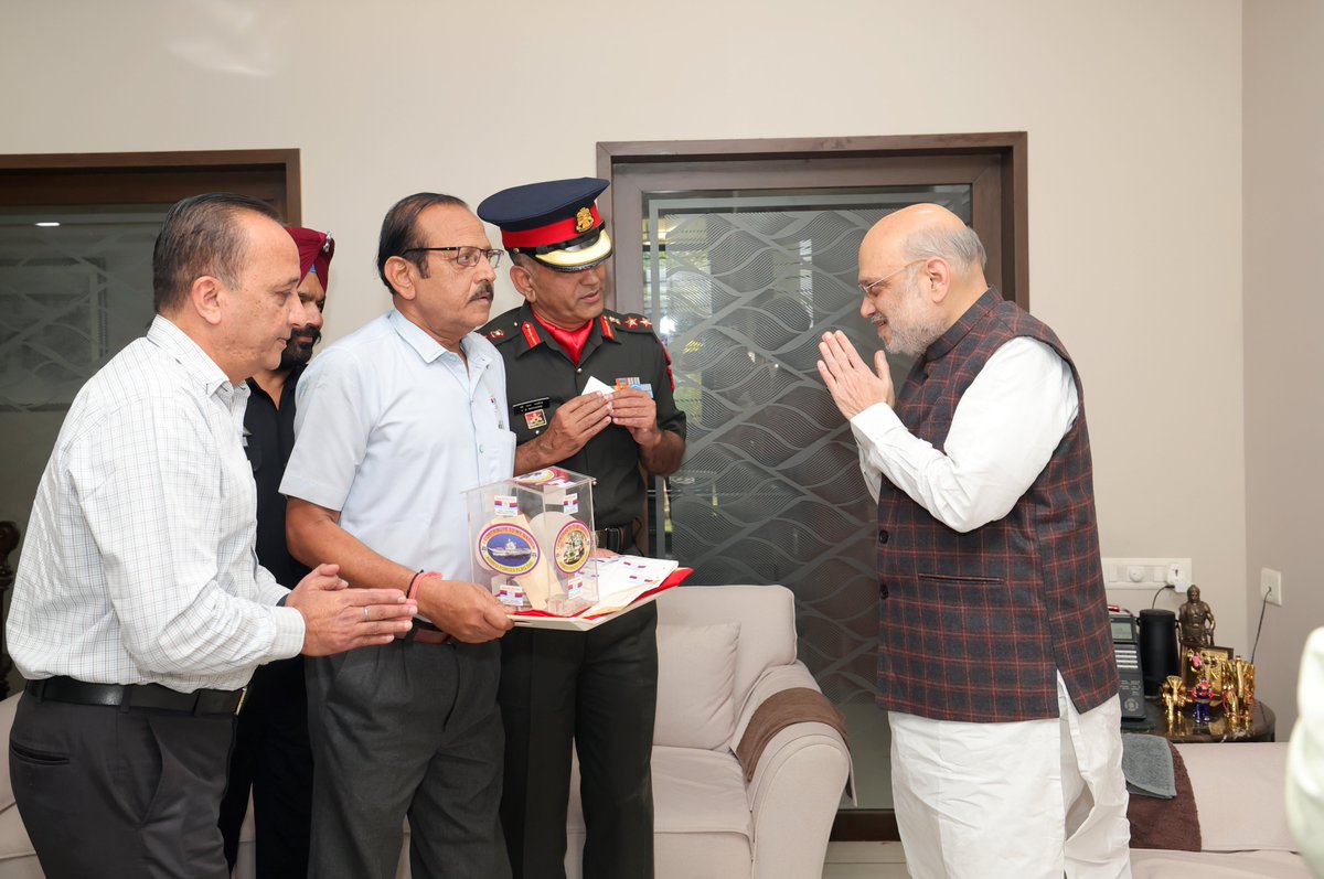 AmitShah's tweet photo. Tributes to the immortal martyrs of our armed forces on #ArmedForcesFlagDay. With their valor and patriotism, our martyrs have created everlasting sagas of supreme sacrifice to protect the honor of our nation.

My heartfelt thanks to the delegation of Sainik Welfare and Resettlement, Gujarat State, for felicitating me with a miniature flag on the occasion.

My appeal to all to contribute to the Armed Forces Flag Day Fund for the welfare of our forces and their families.