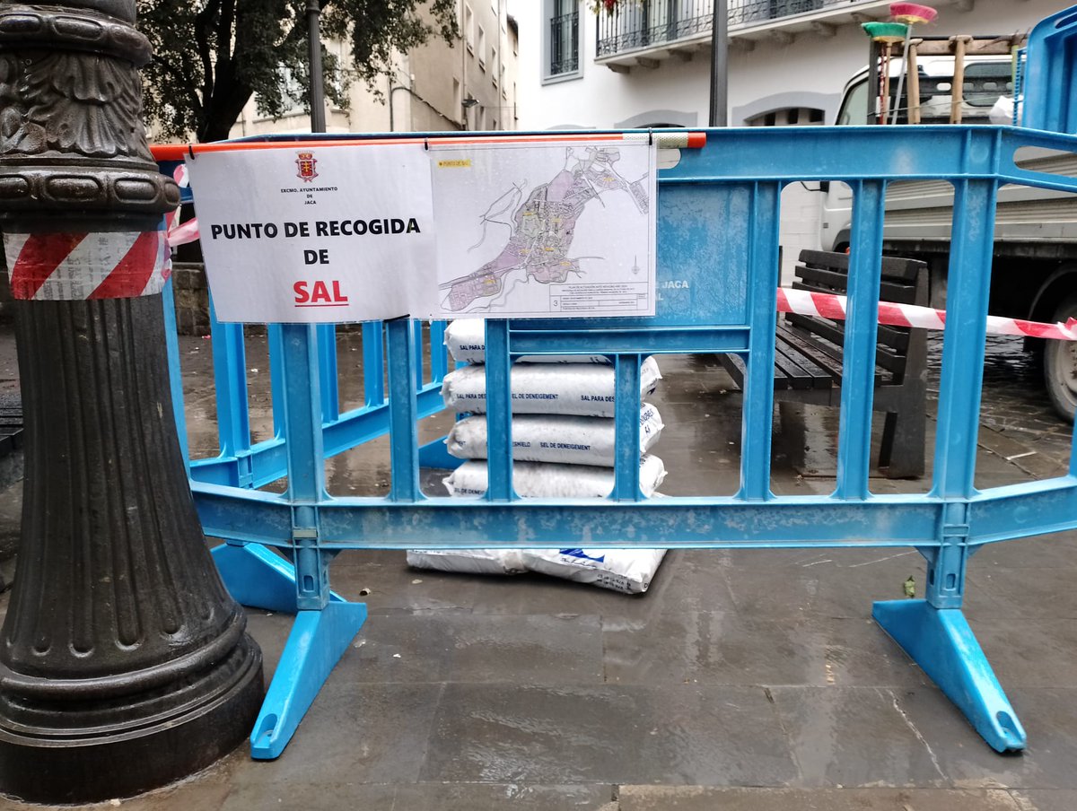 Ante las previsiones de ❄️, se han colocado los puntos de recogida de sal en Jaca 👇