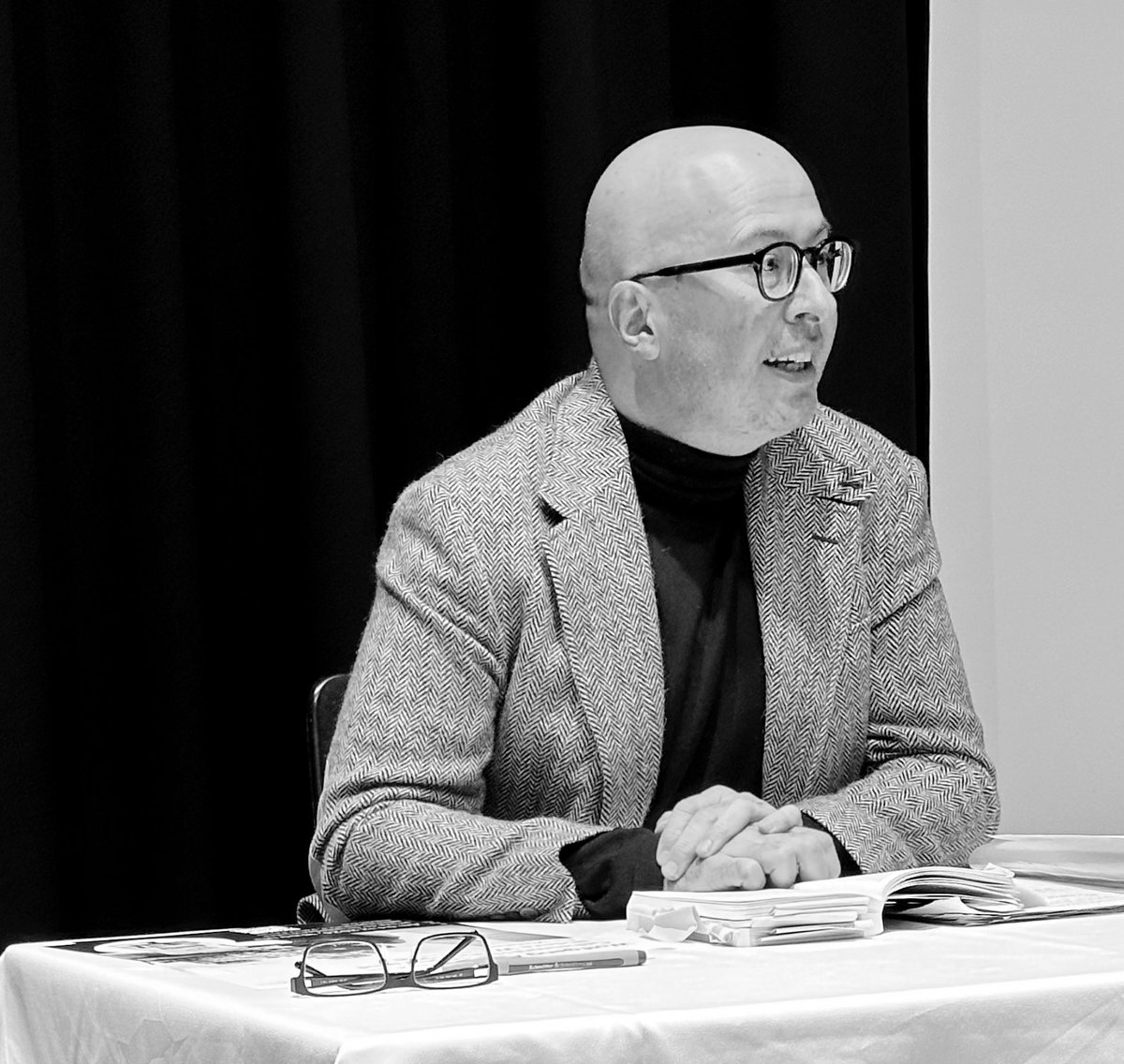 Es war mir eine große Freude, dass <a href="/WAinetter/">Wolfgang Ainetter</a> diese Woche auf Einladung meines Lehrstuhls für Strategische und Digitale Kommunikation an der <a href="/UniPassau/">Universität Passau</a> aus seinem Ministeriumskrimi „Geheimnisse, Lügen und andere Währungen“ gelesen hat.