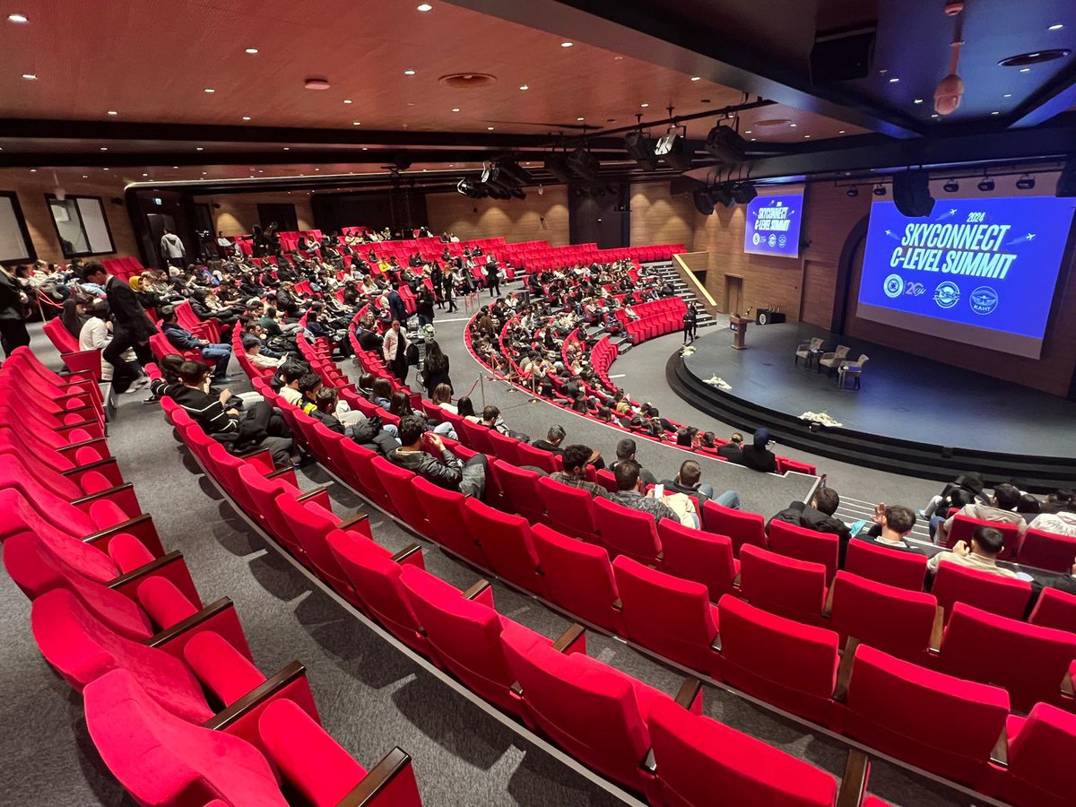 #AgroGlobalChain olarak, üniversite buluşmalarımızın ilk durağı olan İstanbul Aydın Üniversitesi SkyConnect etkinliğinde ana sponsor olarak yerimizi aldık. 
Gençlere Agro ekosistemini tanıtıyor, geleceğin tarım ve blockchain dünyasını birlikte inşa ediyoruz.

#agro